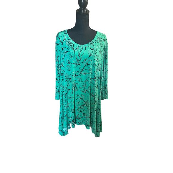 Woman With Green Low High Tunic - Picture 1 of 5